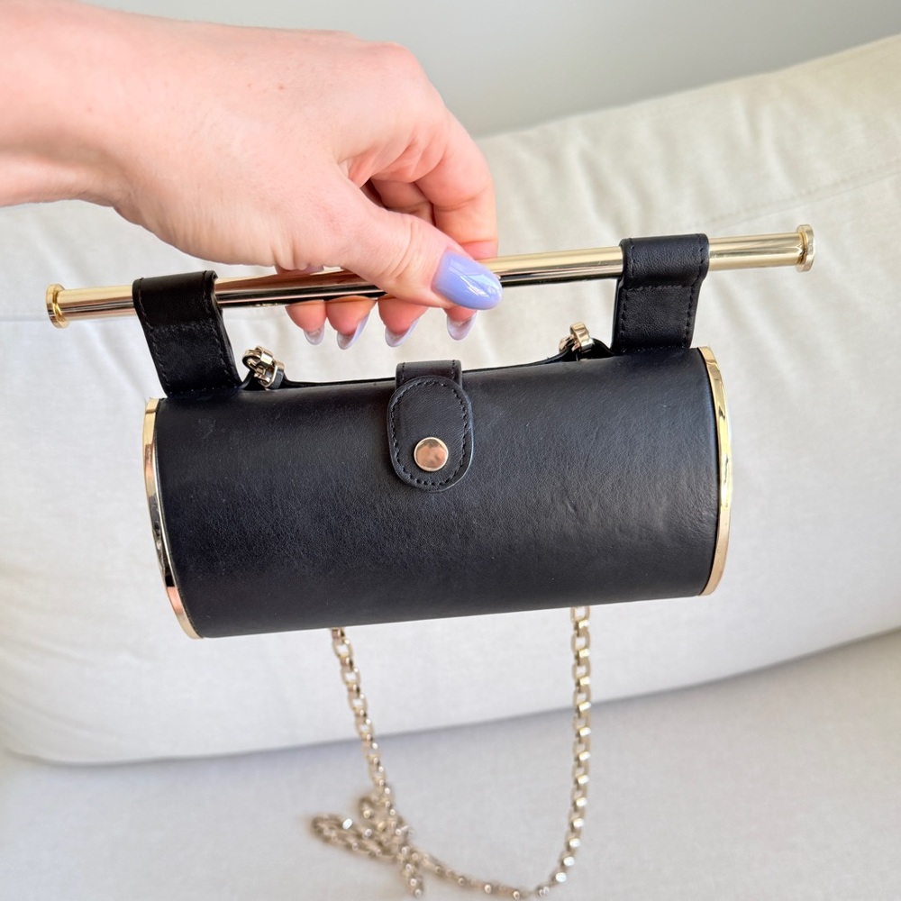 Elegant Black and Gold Clutch with Chain Strap - Picture 4 of 9
